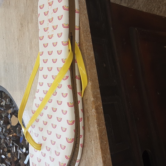 LC Lauren Conrad white and yellow flip flops size 10 M - Picture 9 of 10